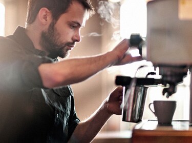 Barista, der laver kaffe