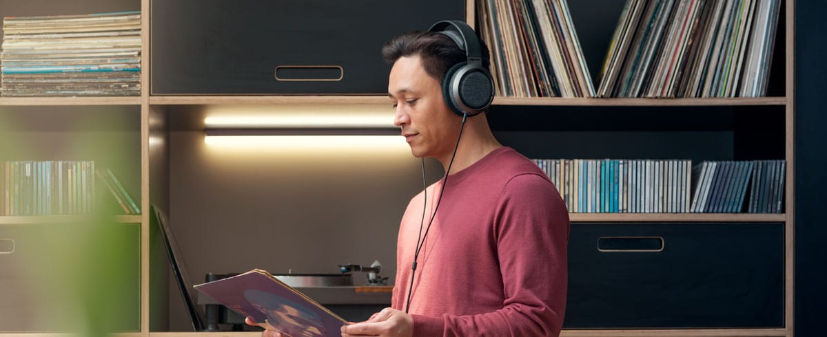 En mand, der lytter til musik med Philips X3-hovedtelefoner
