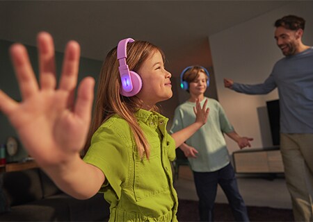 Børn, der lytter til musik med Philips on-ear-hovedtelefoner