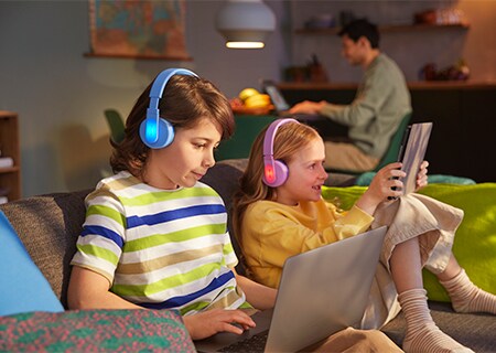 Børn, der bruger de farverige paneler med lys på deres Philips on-ear-hovedtelefoner