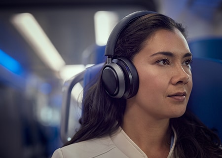 Kvinde nyder Noise Cancelling Pro+ med Philips L4-hovedtelefoner