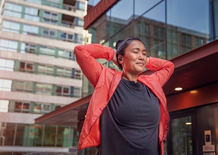 Kvinde, der bruger Philips A5508 trådløse hovedtelefoner udendørs