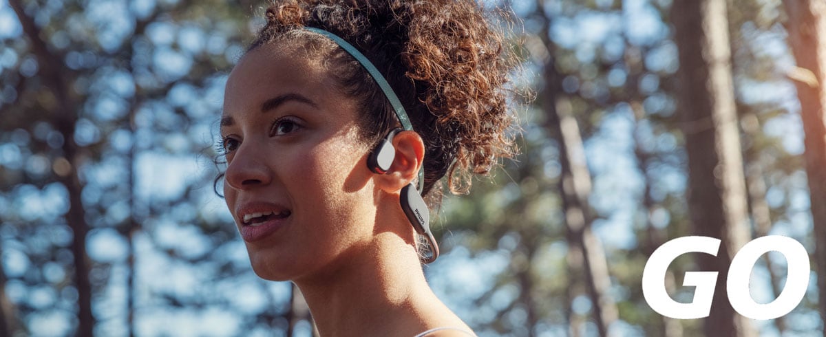 Nærbillede af en kvinde, der bærer sportshovedtelefoner med bone-conduction
