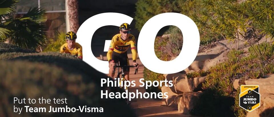 To ryttere fra Team Jumbo-Visma cykler udendørs