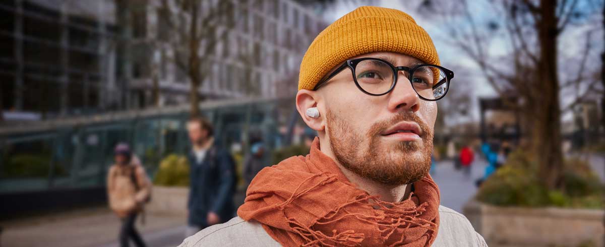 Nærbillede af en mand iført ægte trådløse hovedtelefoner