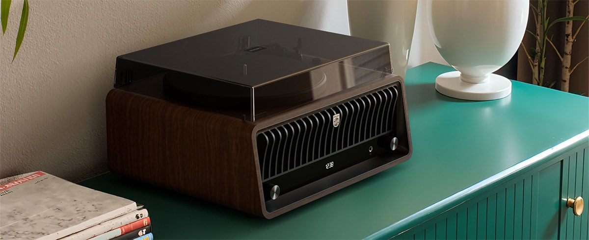 Philips TAV9000D pladespiller på et grønt skab ved siden af en lampe