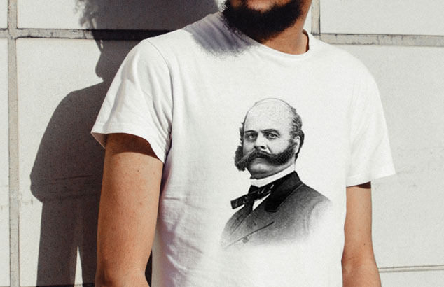 Mand i T-shirt med print af Ambrose Burnside og hans sædvanlige skæg, som går fra bakkenbarter til overskæg.